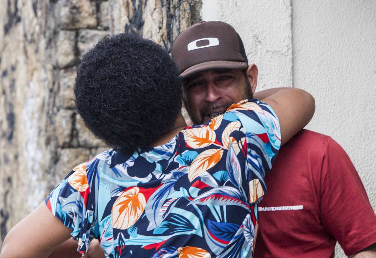 Uma mulher de 59 anos foi atingida por um tiro na cabe&ccedil;a dentro de sua casa na Favela Furquim Mendes, em Vig&aacute;rio Geral, na Zona Norte do Rio, na manh&atilde; desta sexta-feira. Maria da Luz Guia foi v&iacute;tima de um disparo por volta das 7h, quando policiais do 16&deg; BPM (Olaria) realizaram uma opera&ccedil;&atilde;o na comunidade e houve confronto com criminosos da regi&atilde;o. O filho Fabio Jose da Silva chora a morte da mae no hospital Getulio Vargas. Rj, 03 de agosto.