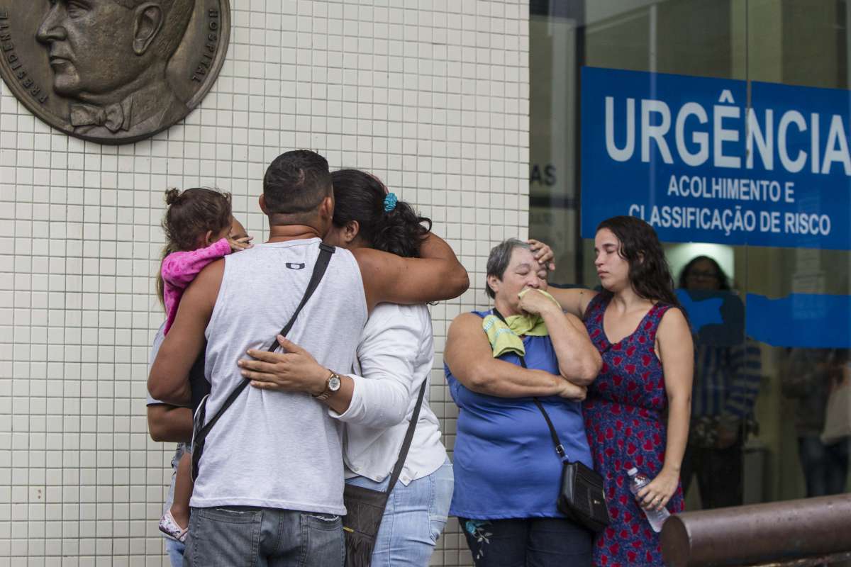 Uma mulher de 59 anos foi atingida por um tiro na cabe&ccedil;a dentro de sua casa na Favela Furquim Mendes, em Vig&aacute;rio Geral, na Zona Norte do Rio, na manh&atilde; desta sexta-feira. Maria da Luz Guia foi v&iacute;tima de um disparo por volta das 7h, quando policiais do 16&deg; BPM (Olaria) realizaram uma opera&ccedil;&atilde;o na comunidade e houve confronto com criminosos da regi&atilde;o. Familiares recebem a noticia de morte no hospital Getulio Vargas. Rj, 03 de agosto.