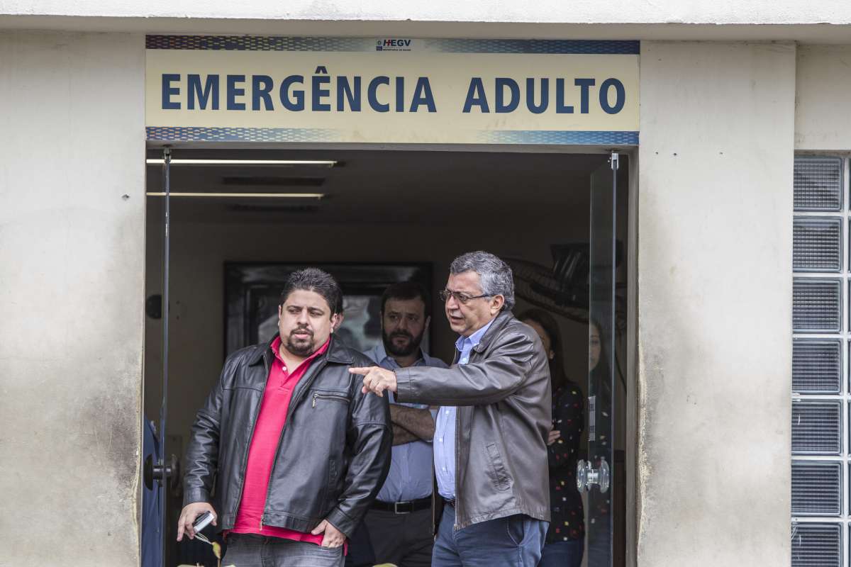 Sub secretstio de saude (D) visita hospital Getulio Vargas. Rj, 03 de agosto.