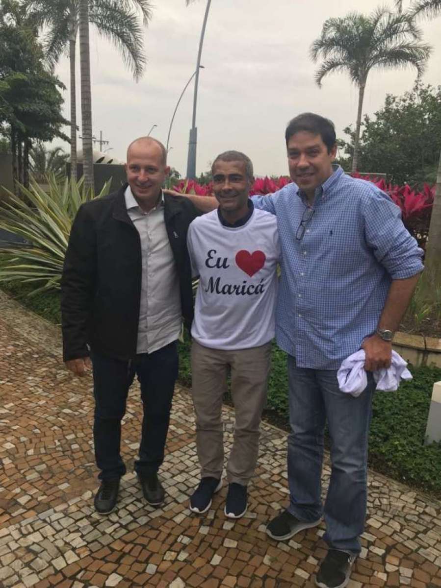 Romário entre o seu vice, Marcelo Delaroli, e Altineu Côrtes