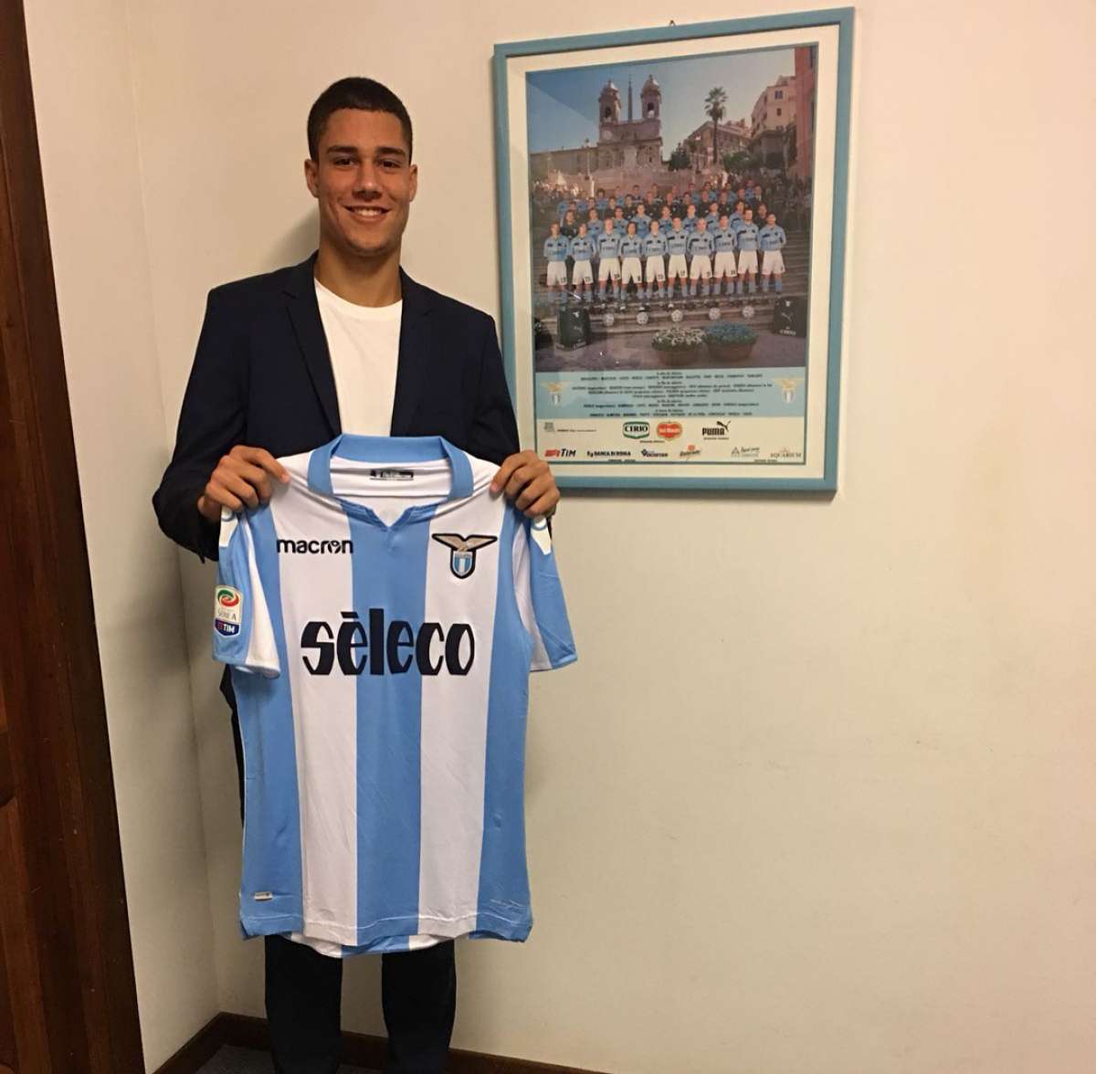 Luan recebe a camisa do seu novo clube
- Instagram