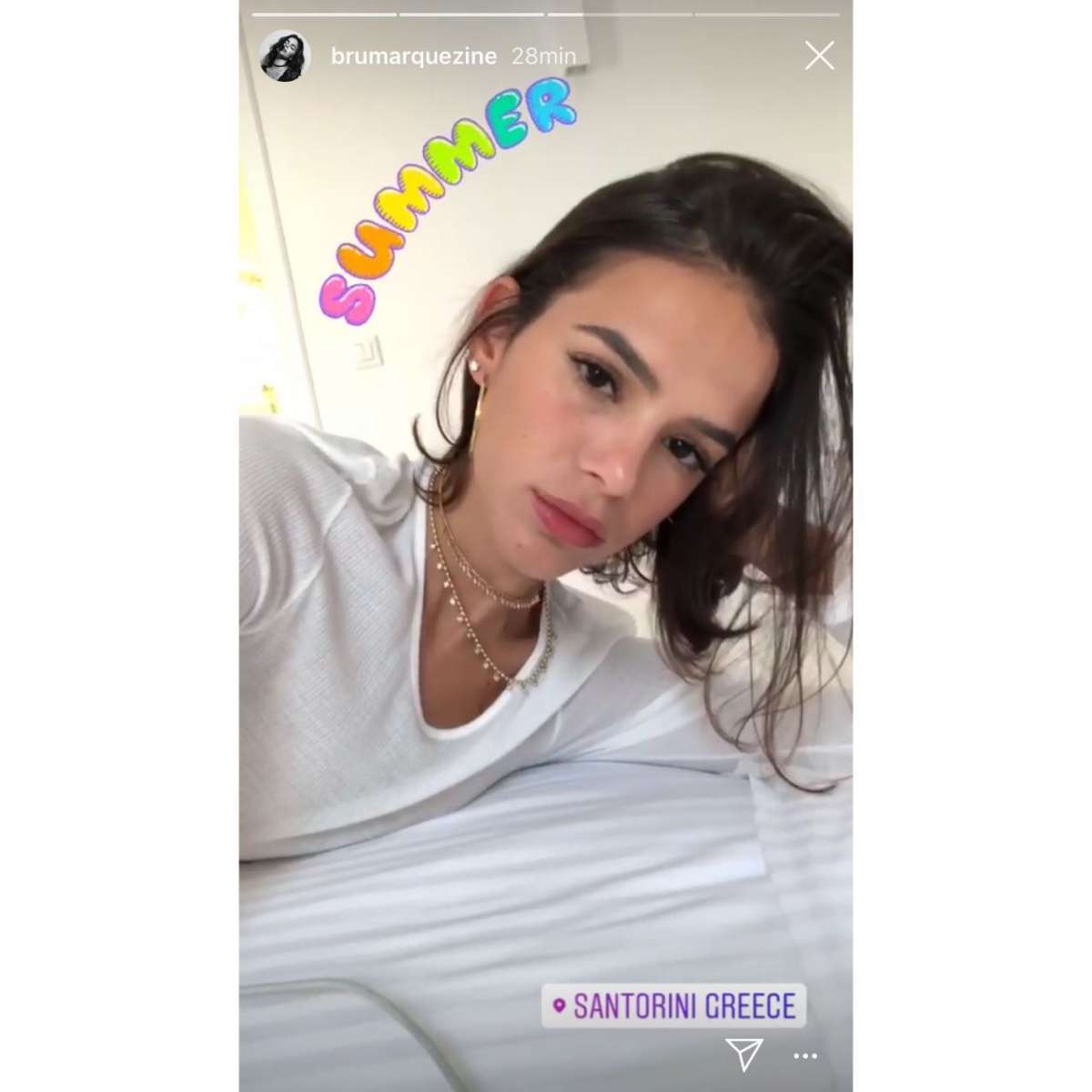 Bruna na ilha Santorini, na Grécia