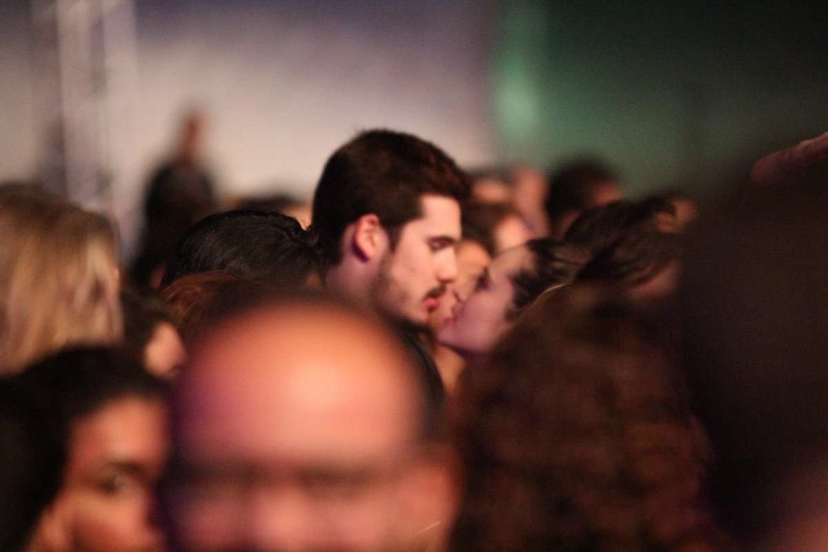 Juliana Paiva e Nicolas Prattes se beijam no show dos Tribalistas, neste domingo