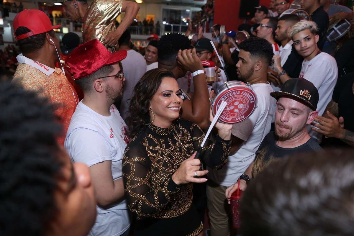 Viviane Araújo no aniversário de um amigo na quadra do Salgueiro