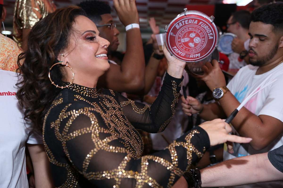 Viviane Araújo no aniversário de um amigo na quadra do Salgueiro