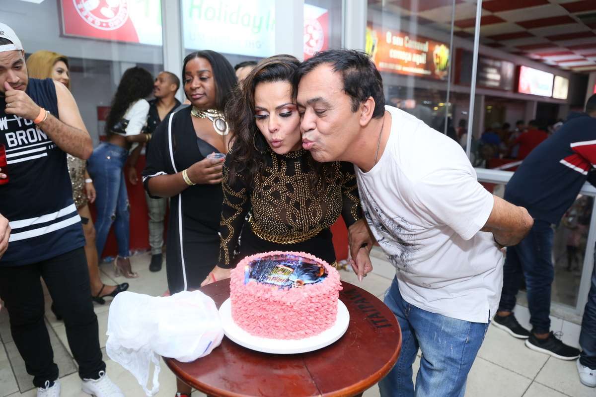 Viviane Araújo no aniversário de um amigo na quadra do Salgueiro