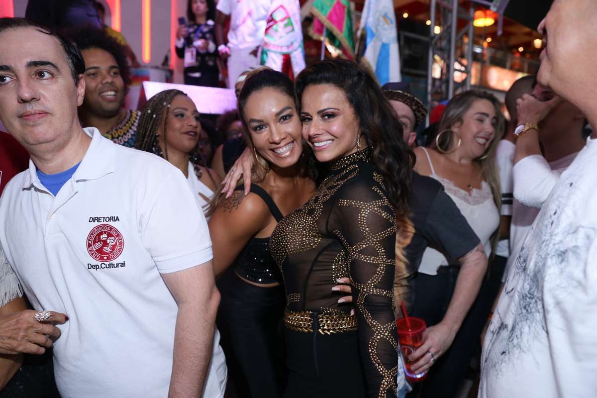 Viviane Araújo no aniversário de um amigo na quadra do Salgueiro