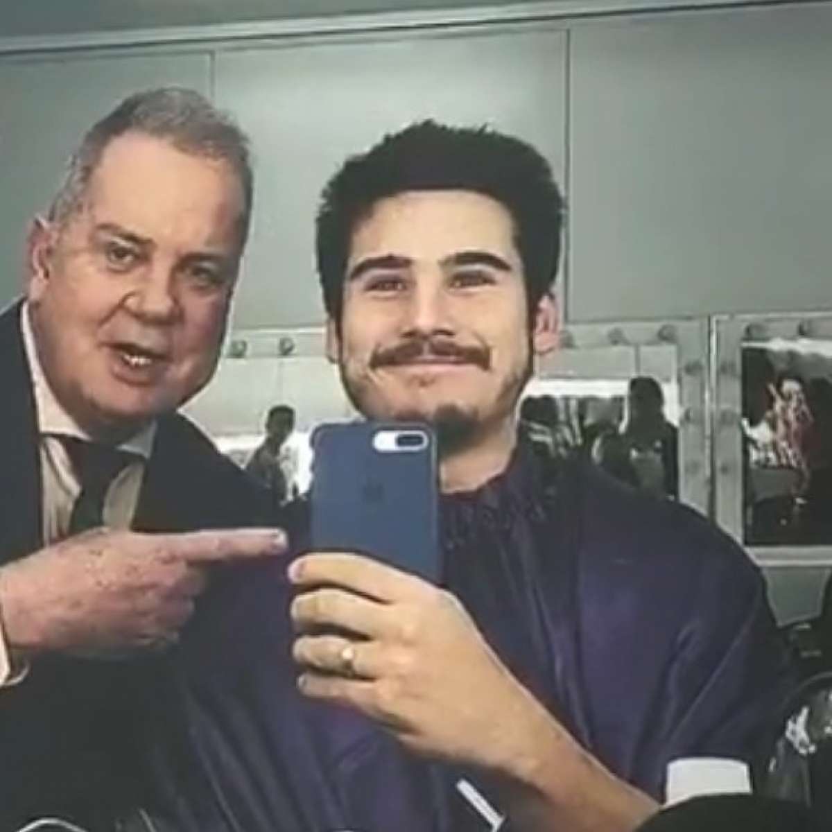 Luiz Fernando Guimarães e Nicolas Prattes nos bastidores de 'O Tempo Não Para'