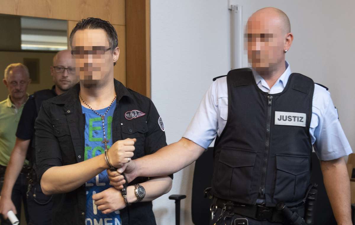 O r&eacute;u Christian L. entra no tribunal antes do pronunciamento de senten&ccedil;a no tribunal distrital em Freiburg, sul da Alemanha