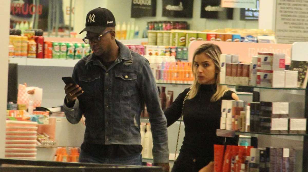 Mumuzinho passeia com a namorada, Thainá Fernandes, em shopping no Rio