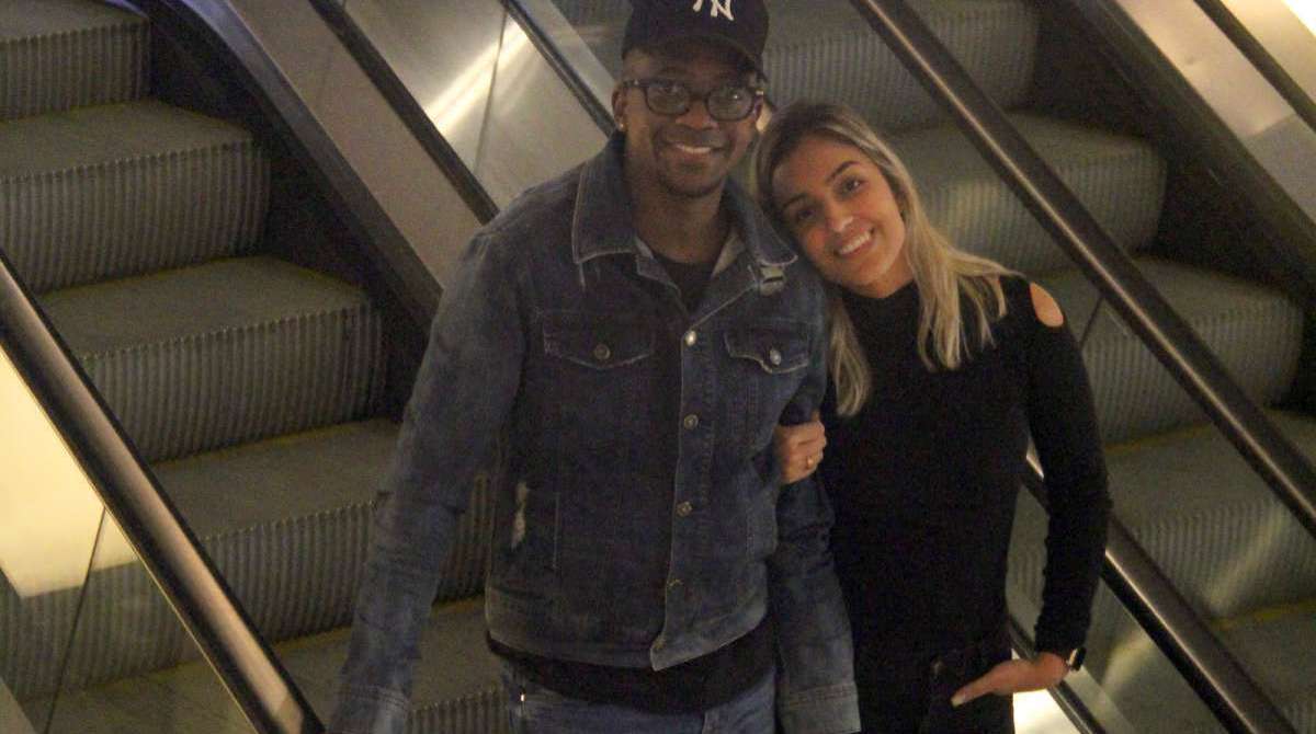 Mumuzinho passeia com a namorada, Thainá Fernandes, em shopping no Rio