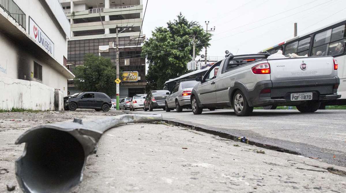 Homem em caminhao reboque atropela pedestres e carros na Penha,  fere 4 pessoas e morre chegando ao hospital Getulio Vargas. Rj, 07 de agosto.