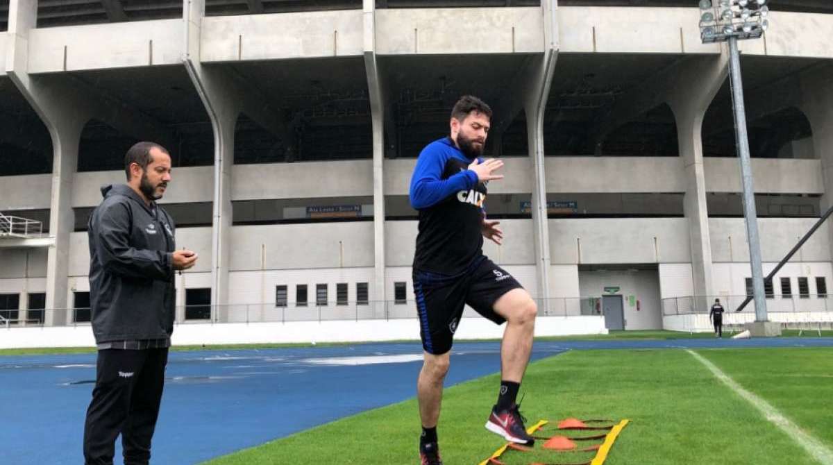 Zé Ricardo em treino do Botafogo