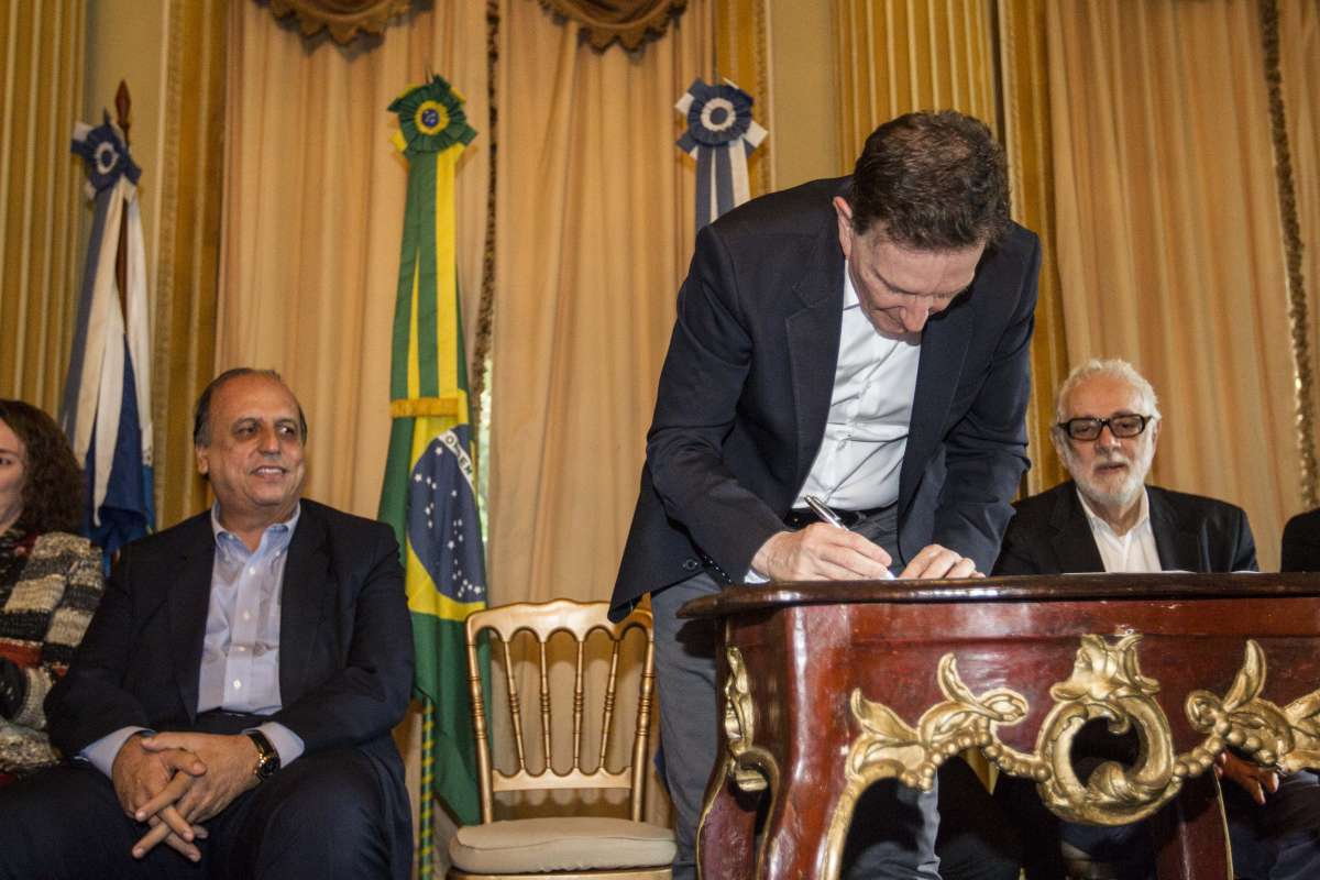 Governador Pezao e prefeito Crivella assinam convenio entre a prefeitura RJ e o governo do estado do RJ para a revitalizacao da Central do Brasil. Rj, 07 de agosto.