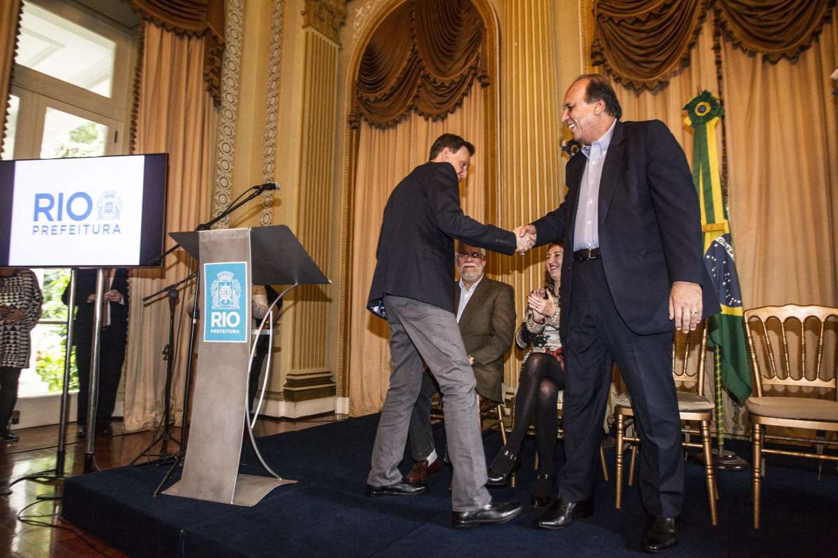 Governador Pezao e prefeito Crivella assinam convenio entre a prefeitura RJ e o governo do estado do RJ para a revitalizacao da Central do Brasil. Rj, 07 de agosto.