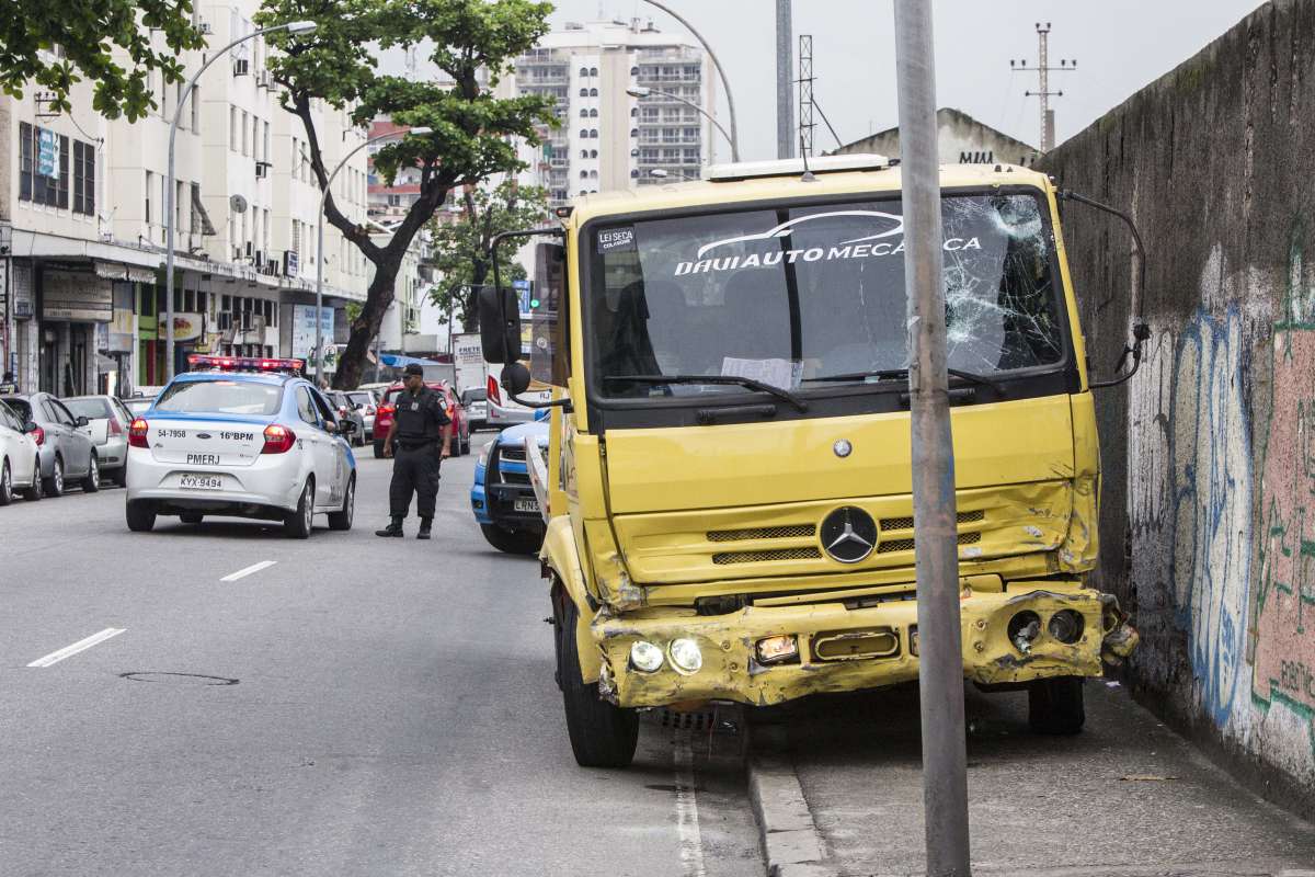 Homem em caminhao reboque atropela pedestres e carros na Penha,  fere 4 pessoas e morre chegando ao hospital Getulio Vargas. Rj, 07 de agosto.