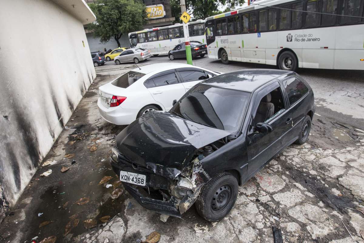 Homem em caminhao reboque atropela pedestres e carros na Penha,  fere 4 pessoas e morre chegando ao hospital Getulio Vargas. Rj, 07 de agosto.