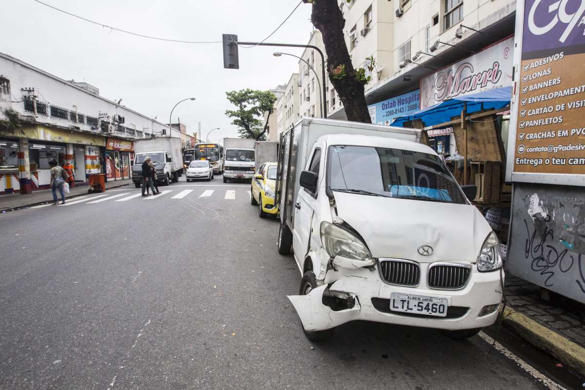 Homem em caminhao reboque atropela pedestres e carros na Penha,  fere 4 pessoas e morre chegando ao hospital Getulio Vargas. Rj, 07 de agosto.