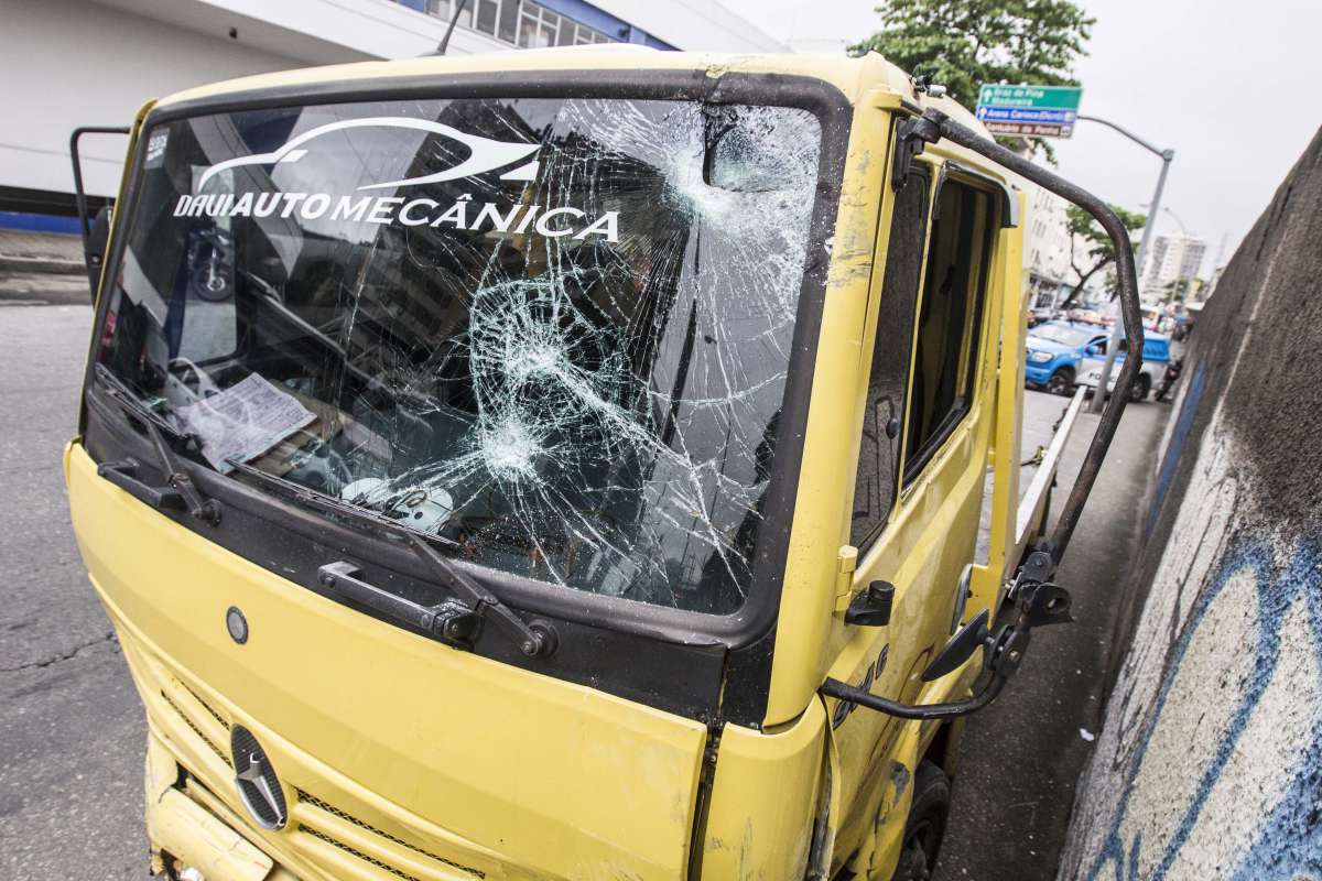 Homem em caminhao reboque atropela pedestres e carros na Penha,  fere 4 pessoas e morre chegando ao hospital Getulio Vargas. Rj, 07 de agosto.