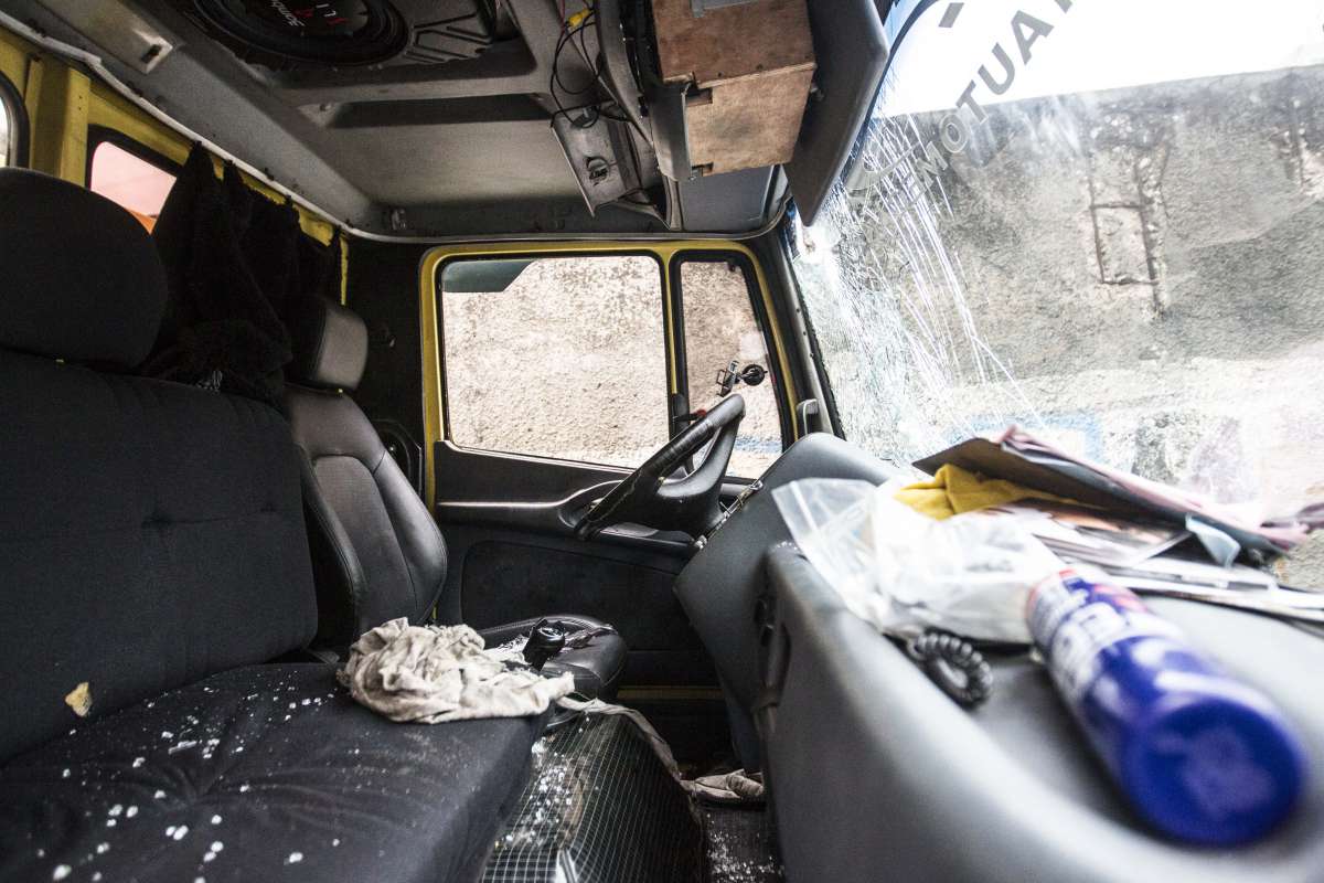 Homem em caminhao reboque atropela pedestres e carros na Penha,  fere 4 pessoas e morre chegando ao hospital Getulio Vargas. Rj, 07 de agosto.