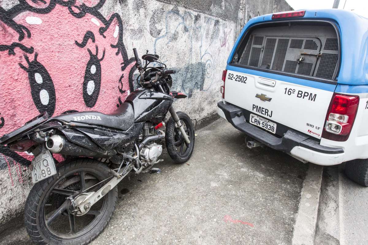 Homem em caminhao reboque atropela pedestres e carros na Penha,  fere 4 pessoas e morre chegando ao hospital Getulio Vargas. Rj, 07 de agosto.