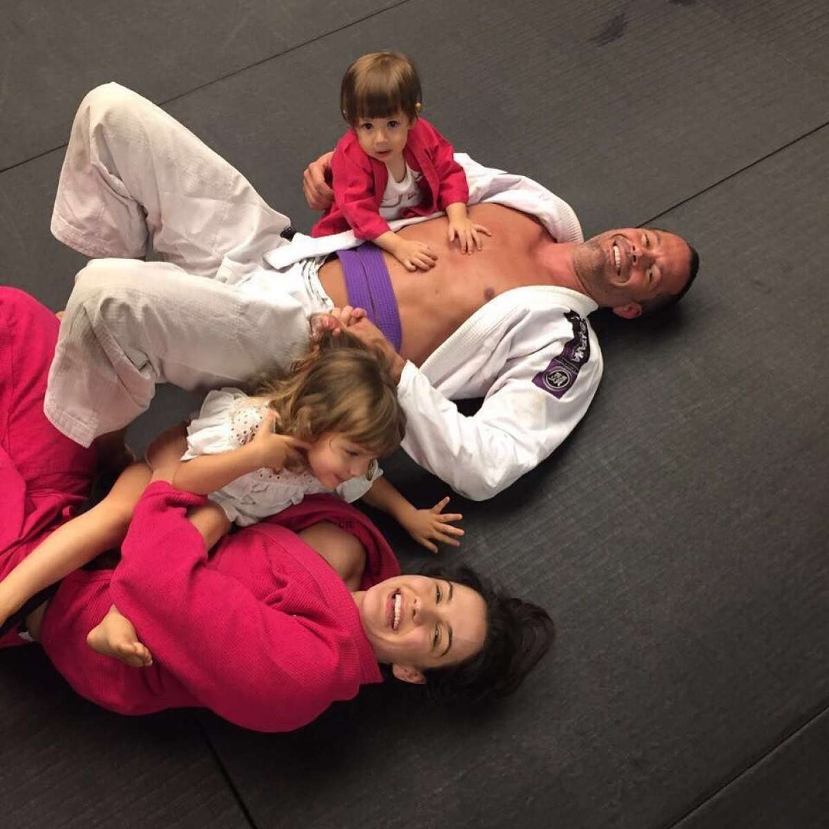 Malvino Salvador com as filhas e a mylher, Kyra Gracie
