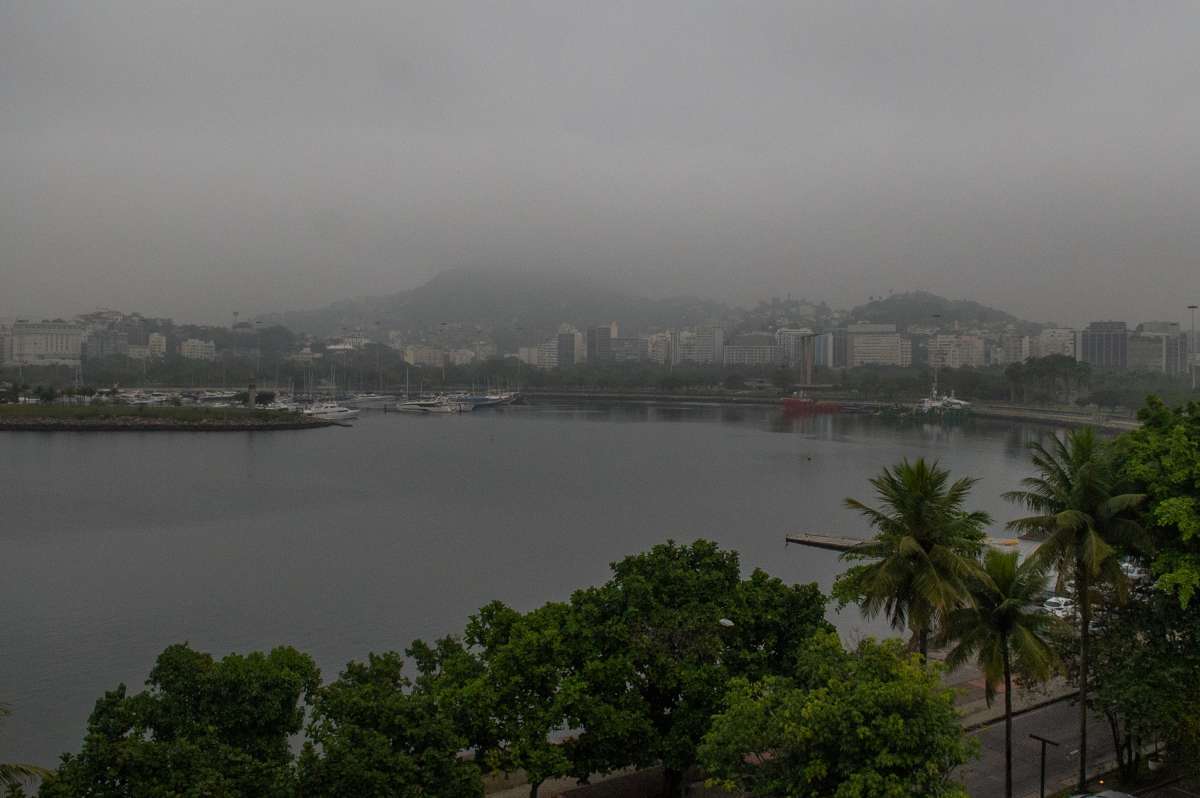 Rio,09/08/2018 - Nevoeiro no Rio de Janeiro - Nevoeiro na cidade do Rio de Janeiro, Rio de Janeiro.Foto: Armando Paiva/ Ag&ecirc;ncia O Dia  Nevoeiro, Cidade, Rio de Janeiro
