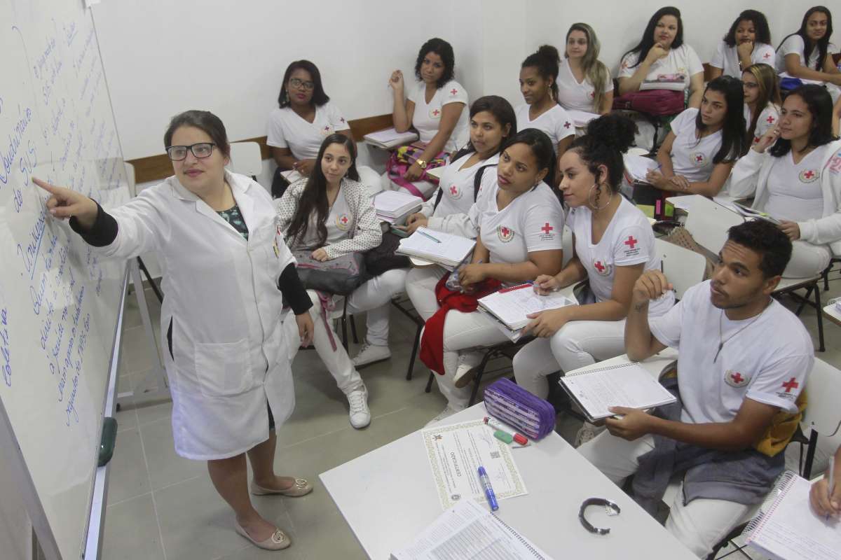 18- -08-09Caderno Baixada Comercial - Mat&eacute;ria no curso de Enfermagem da Escola da Cruz Vermelha de Nova Igua&ccedil;u. Foto de Ma&iacute;ra Coelho / Ag&ecirc;ncia O Dia. Cidade, Escola, Educa&ccedil;&atilde;o, Cruz, Ensino, Alunos, Laborat&oacute;rio, Enfermeiro, Concurso, Baixada - Ma&iacute;ra Coelho