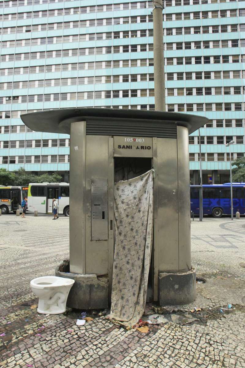 Banheiro público completamente degradado no Largo da Carioca entre o Ed. Avenida Central e o Ed. Depaoli ao fundo.