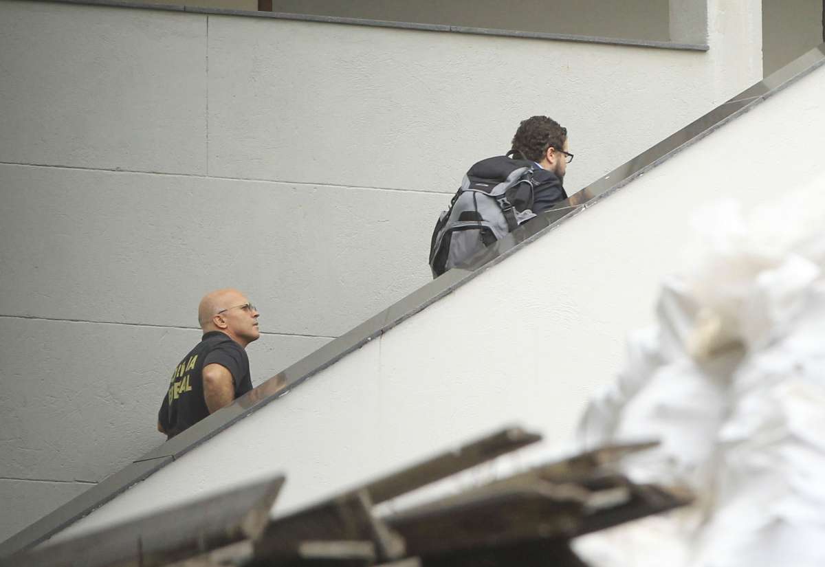 Jo&atilde;o Paulo de Pinho Lopes chega preso na Pol&iacute;cia Federal, na Pra&ccedil;a Mau&aacute;. Fotos de Estefan Radovicz / Ag&ecirc;ncia O Dia                     CIDADE,POL&Iacute;CIA,PF,PRIS&Atilde;O,LAVA,JATO
      Byline