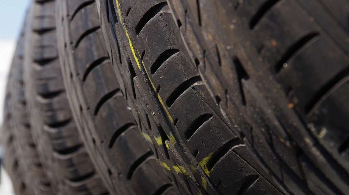 Pneus desgastados durante o período de férias podem furar mais facilmente