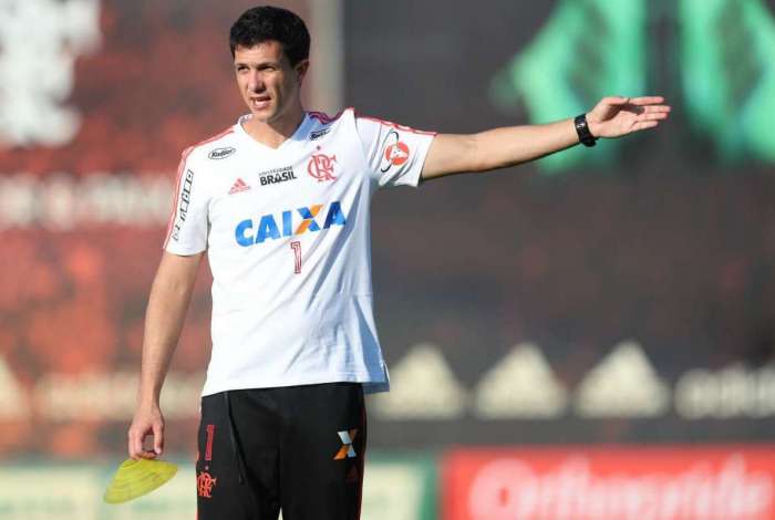 Comentarista detona treinador do Flamengo e afirma que jogador faz hora extra no elenco