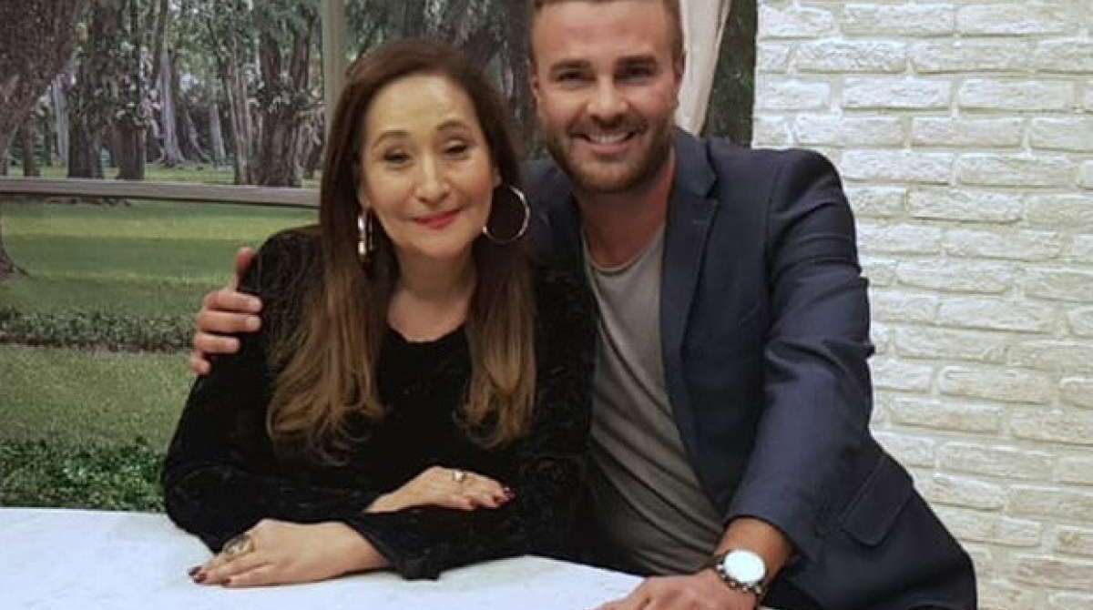 S&ocirc;nia Abr&atilde;o d&aacute; beij&atilde;o em Rodrigo Phavanello