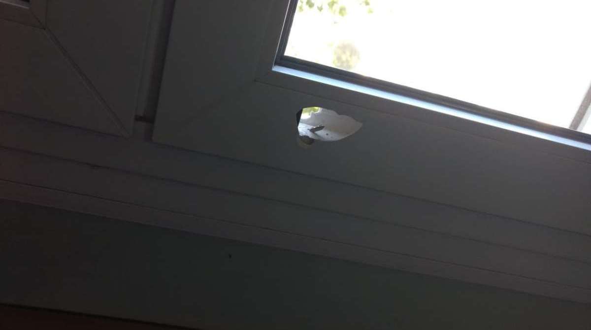 Marca de tiro na janela do Hospital Santa Martha, em Niterói. Uma idosa foi baleada, passou por cirurgia e está bem