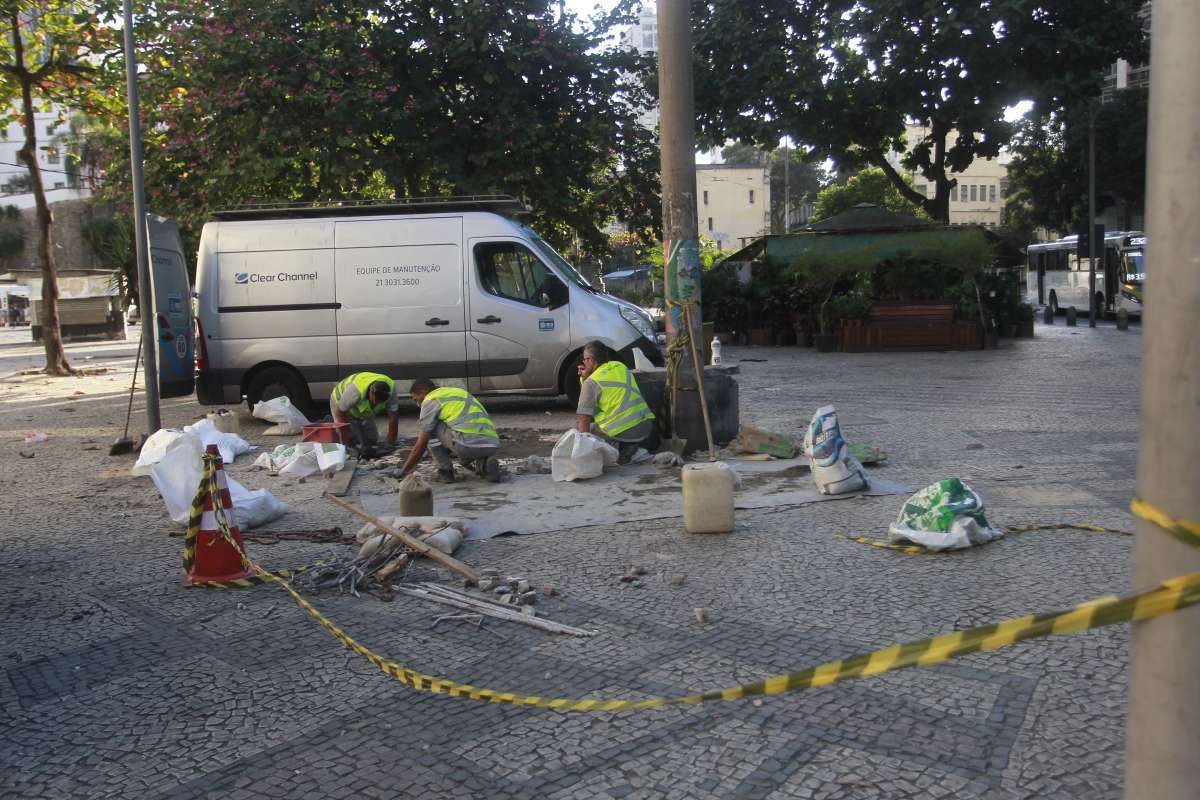Rio, 11/08/2018- Flagra em cena do cotidiano, homem faz a barba no Passeio Público. Foto de Maíra Coelho /Agência O Dia Cidade,Cotidiano, Flagrante, Morador