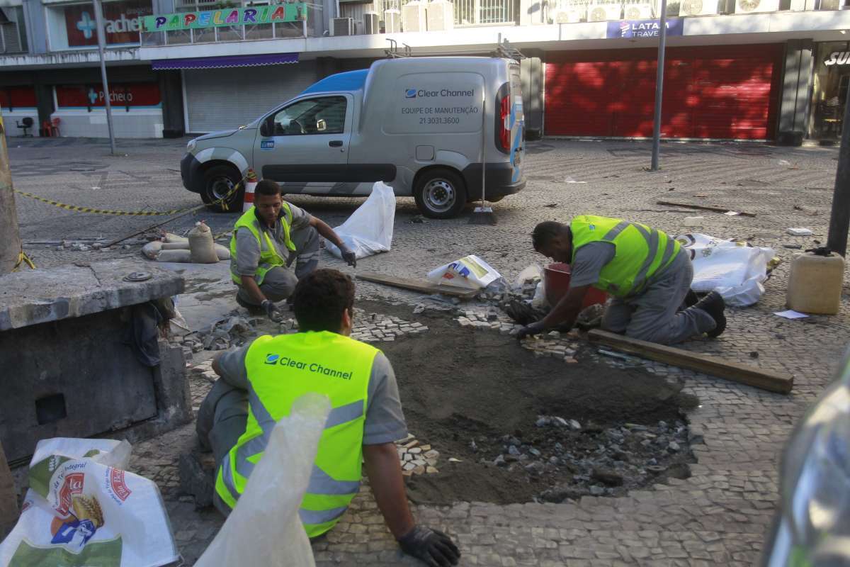 Rio, 11/08/2018- Flagra em cena do cotidiano, homem faz a barba no Passeio Público. Foto de Maíra Coelho /Agência O Dia Cidade,Cotidiano, Flagrante, Morador