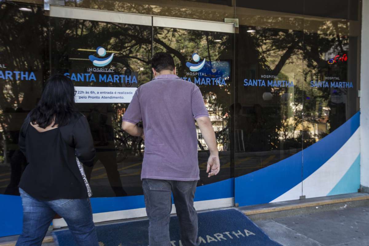 Uma idosa foi vítima de bala perdida enquanto estava internada no Hospital Santa Martha, em Santa Rosa, Niterói, na madrugada deste sábado. Comunidade Souza Souares de onde supostamento surgiu o tiro. Filho chegando ao hospital. Rj,11 de agosto.