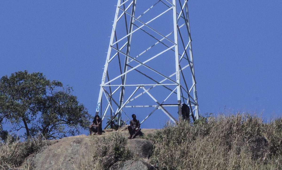 Uma idosa foi vítima de bala perdida enquanto estava internada no Hospital Santa Martha, em Santa Rosa, Niterói, na madrugada deste sábado. Comunidade Souza Souares de onde supostamento surgiu o tiro. Filho chegando ao hospital. Rj,11 de agosto.