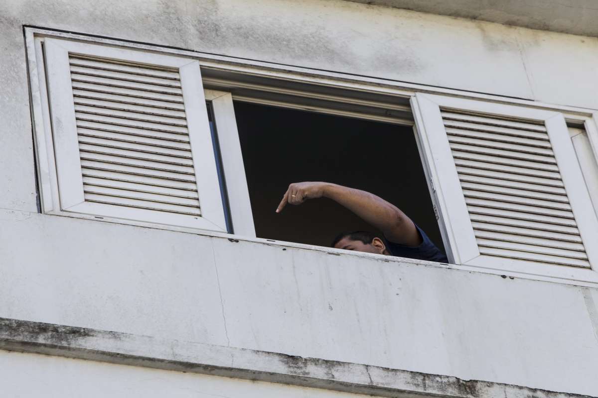 Uma idosa foi v&iacute;tima de bala perdida enquanto estava internada no Hospital Santa Martha, em Santa Rosa, Niter&oacute;i, na madrugada deste s&aacute;bado. Rj,11 de agosto.