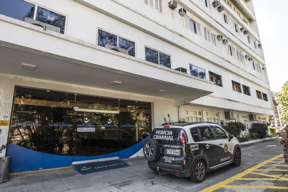 Uma idosa foi v&iacute;tima de bala perdida enquanto estava internada no Hospital Santa Martha, em Santa Rosa, Niter&oacute;i, na madrugada deste s&aacute;bado. Rj,11 de agosto.