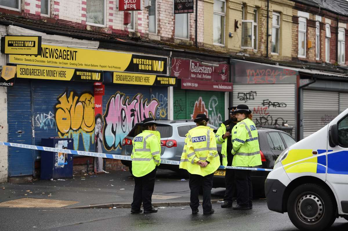 Policiais montam guarda na Rua Claremont em Manchester, na Inglaterra
