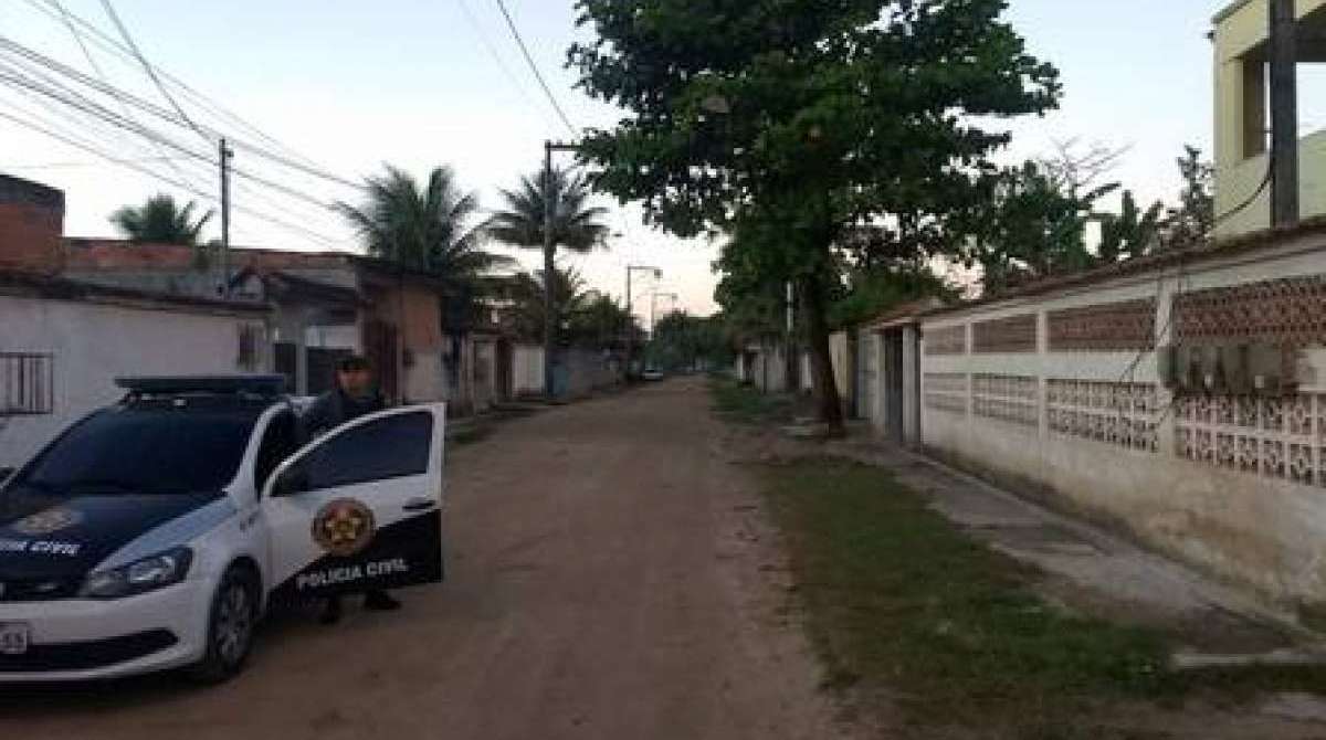 Sargento da PM é morto a facadas em casa, em Magé. Principal suspeita é a mulher da vítima, que também faz parte da corporação