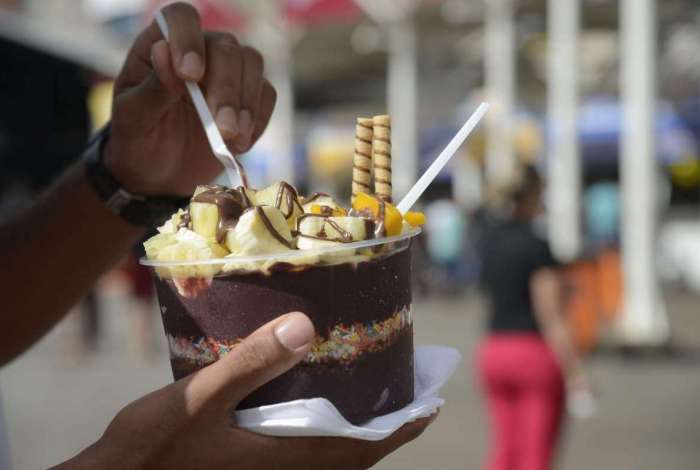 Fartas porções de açaí da Tumucunaque na Feira Nacional do Podrão, que reúne representantes da gastronomia popular de rua no Terreirão do Samba, no centro da cidade. - Fernando Frazão/Agência Brasil