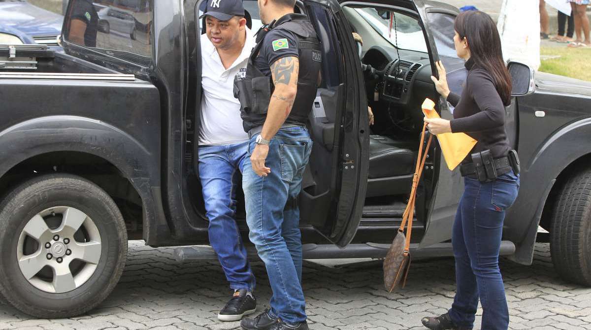 Presos na opera&ccedil;&atilde;o,"Saigon", chegam a Cidade da Pol&iacute;cia. Fotos de Estefan Radovicz / Ag&ecirc;ncia O Dia                                CIDADE,POL&Iacute;CIA,QUADRILHA,JOGO,BICHO,PRIS&Atilde;O
      Byline