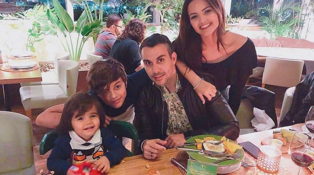 Mico Freitas posa com os filhos e a enteada, Suzanna, no Dia dos Pais