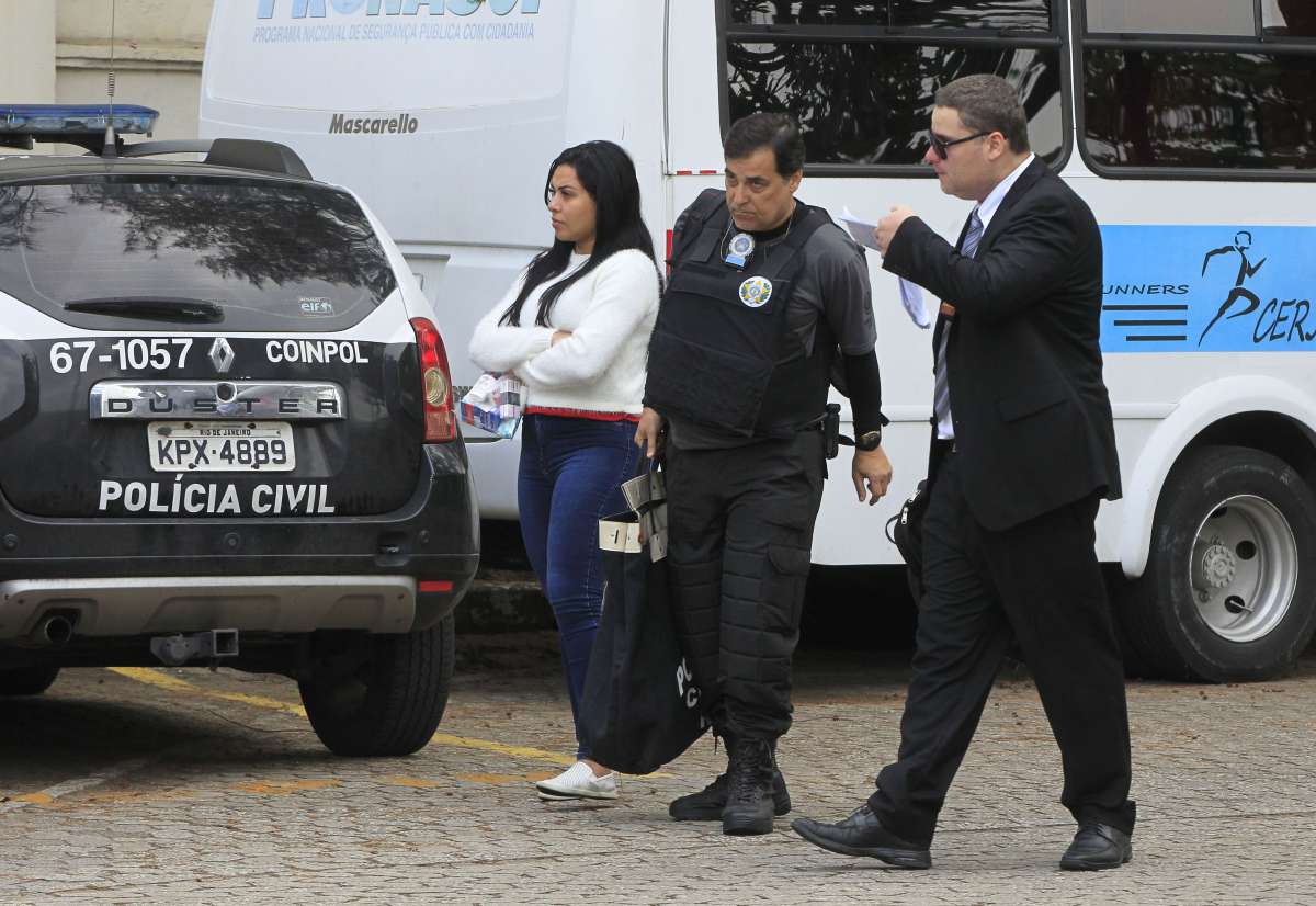 Presos na opera&ccedil;&atilde;o,"Saigon", chegam a Cidade da Pol&iacute;cia. Fotos de Estefan Radovicz / Ag&ecirc;ncia O Dia                                CIDADE,POL&Iacute;CIA,QUADRILHA,JOGO,BICHO,PRIS&Atilde;O
      Byline