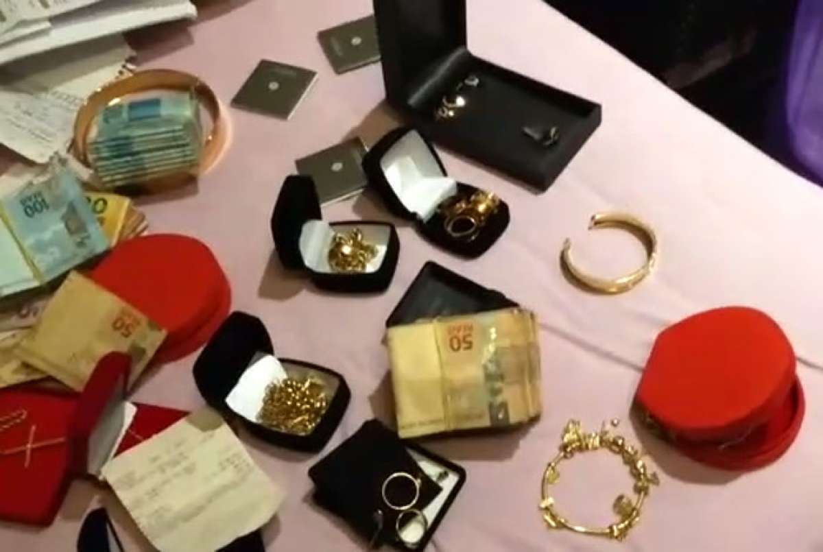 Parte das jóias e dinheiro encontrados na casa do bicheiro Luis Anderson