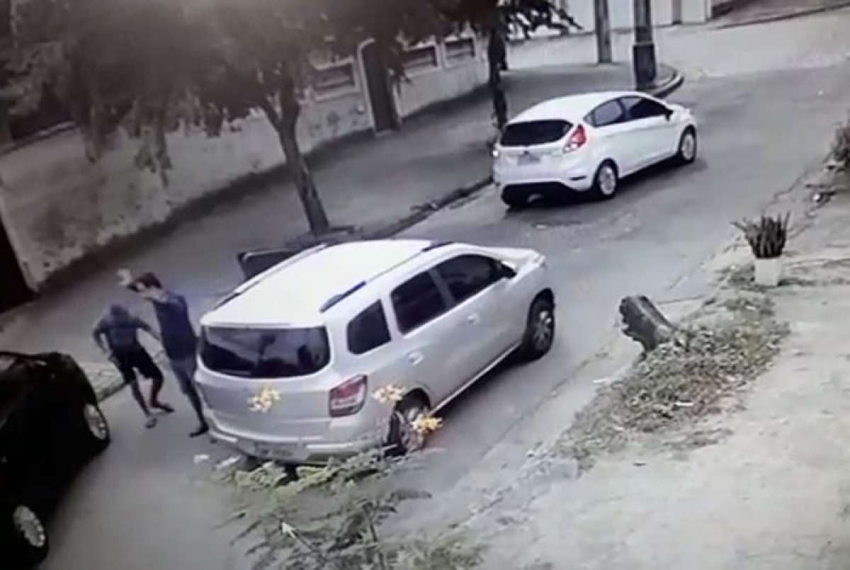 Motorista teve carro roubado na Rua Marina, entre Marechal Hermes e Bento Ribeiro - Reprodução vídeo / WhatsApp O DIA (98762-8248)