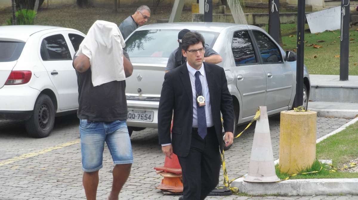 2018-08-13 - AG&Ecirc;NCIA DE NOT&icirc;CIAS - PARCEIRO - Presos na opera&ccedil;&atilde;o Saigon, deflagrada pela Pol&iacute;cia Civil e MinIst&eacute;rio P&uacute;blico nesta segunda-feira (13), chegam na Cidade da Pol&iacute;cia; a a&ccedil;&atilde;o &eacute; para para desarticular um grupo que atua na pr&aacute;tica do Jogo do Bicho e em outras atividades il&iacute;citas em S&atilde;o Gon&ccedil;alo, na Regi&atilde;o Metropolitana do Rio - Foto: Rodrigo Menezes/Parceiro/Ag&ecirc;ncia O Dia