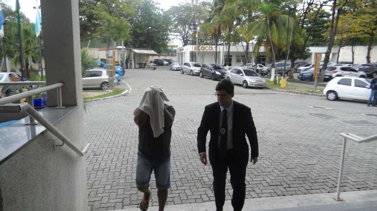 2018-08-13 - AG&Ecirc;NCIA DE NOT&icirc;CIAS - PARCEIRO - Presos na opera&ccedil;&atilde;o Saigon, deflagrada pela Pol&iacute;cia Civil e MinIst&eacute;rio P&uacute;blico nesta segunda-feira (13), chegam na Cidade da Pol&iacute;cia; a a&ccedil;&atilde;o &eacute; para para desarticular um grupo que atua na pr&aacute;tica do Jogo do Bicho e em outras atividades il&iacute;citas em S&atilde;o Gon&ccedil;alo, na Regi&atilde;o Metropolitana do Rio - Foto: Rodrigo Menezes/Parceiro/Ag&ecirc;ncia O Dia